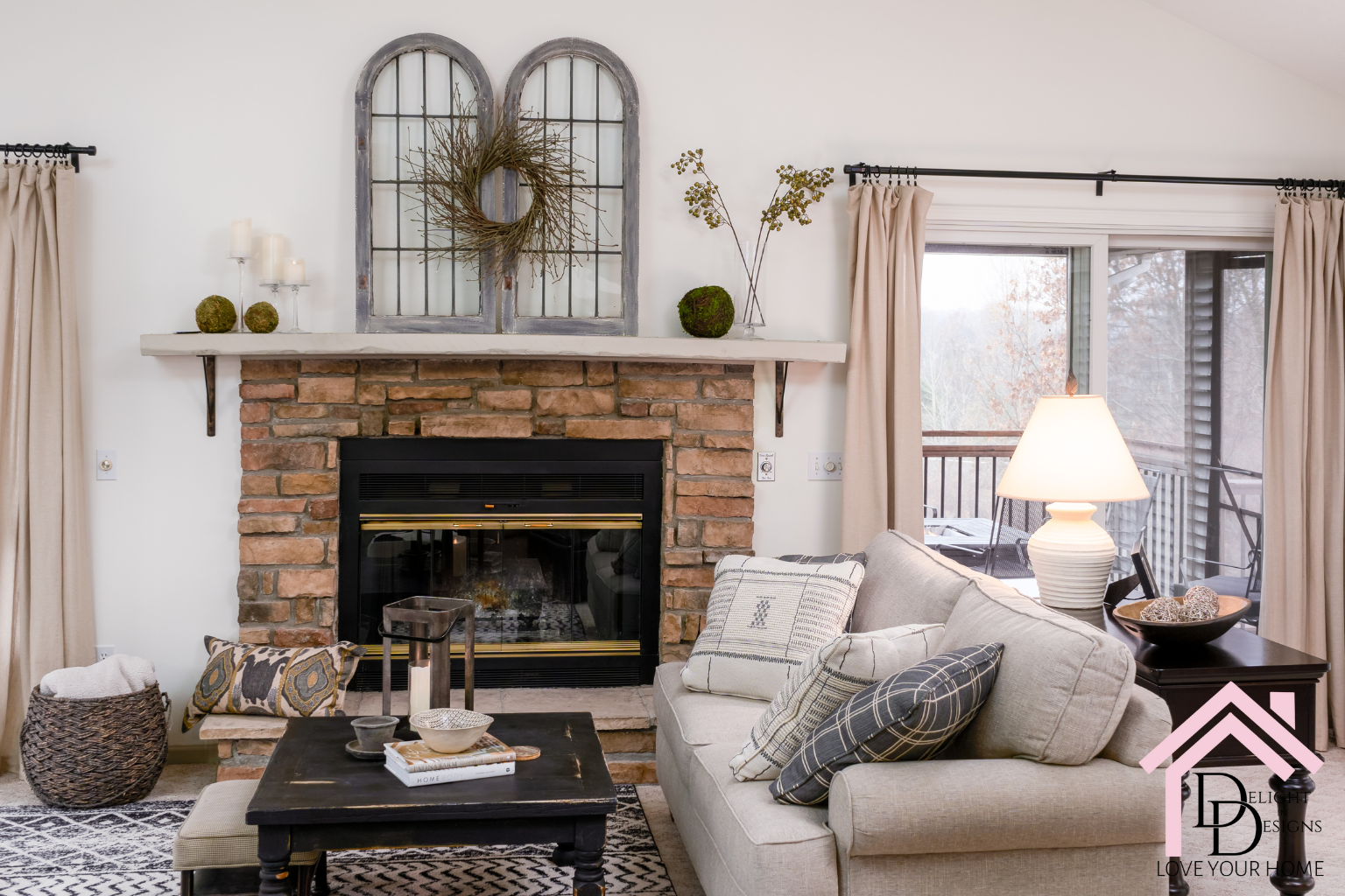 Traditional living room with cozy pillows and textures. interior design